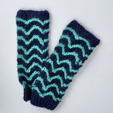 Load image into Gallery viewer, Zigzag Fingerless Mitts ~ * SALE ! *
